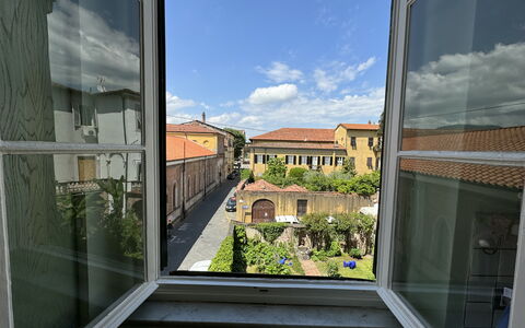Piazza S. Romano: Nube, Cielo, Propiedad, Edificio, Diseño De Interiores, Arquitectura, Sombra, Propiedad Material, Bienes Raíces