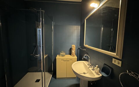 Piazza S. Romano: Espejo, Grifo, Lavabo, Arreglo De Tubería, Lavabo Del Baño, Baño, Suelo, Plomería, Edificio, Piso