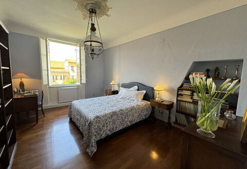 Piazza S. Romano: Mueble, Planta, Ventana, Comodidad, Mesa, Edificio, Madera, Diseño De Interiores, Planta De Casa, Sombra