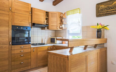 Vila Milančić: Gabinetes, Mostrador, Propiedad, Mueble, Edificio, Cajón, Marco, Madera, Aparato De Cocina, Cocina