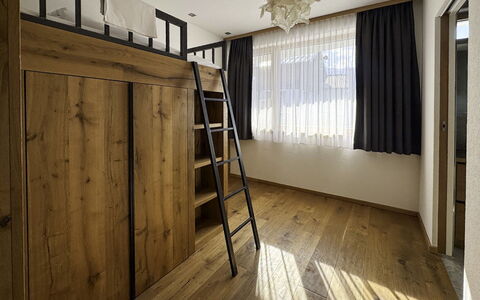 Skyline Retreat: Piso, Diseño De Interiores, Mueble, Suelo, Madera, Suelos De Madera, Techo, Habitación, Cama, Habitación