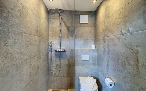 Skyline Retreat: Pared, Piso, Arreglo De Tubería, Suelo, Alcachofa De La Ducha, Baño, Plomería, Techo, Ducha, Loseta