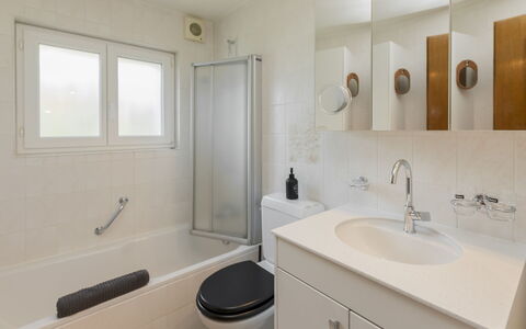 Chalet Anita: Baño, Diseño De Interiores, Arreglo De Tubería, Piso, Lavabo Del Baño, Pared, Suelo, Lavabo, Mueble De Baño, Grifo