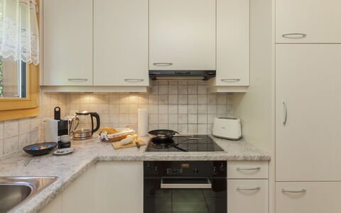 Chalet Anita: Cocina, Mostrador, Aparato De Cocina, Gabinetes, Electrodoméstico, Diseño De Interiores, Mueble, Madera, Fregadero, Piso