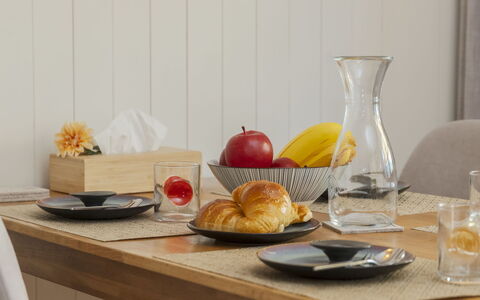 Chalet Anita: Comida, Vajilla, Mueble, Mesa, Utensilios Para Servir, Fruta, Ingrediente, Vajilla, Plato
