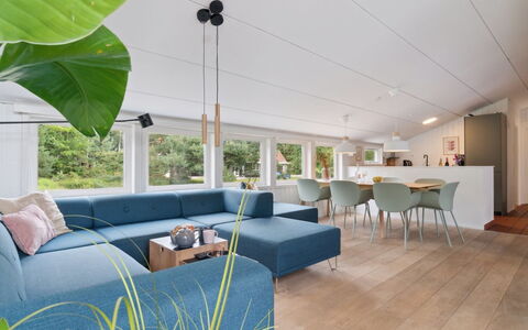 Maritha - 400M from the Sea: Mueble, Diseño De Interiores, Piso, Suelo, Sofá, Madera, Techo, Sala, Suelos De Madera, Habitación