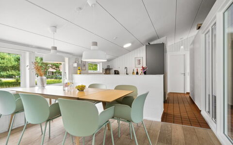 Maritha - 400M from the Sea: Diseño De Interiores, Piso, Mueble, Suelo, Madera, Techo, Cocina Y Comedor Mesa, Suelos De Madera, Comedor, Mesa