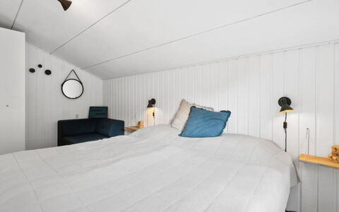 Maritha - 400M from the Sea: Madera, Habitación, Diseño De Interiores, Piso, Suelo, Cama, Techo, Sábana, Lecho, Linos