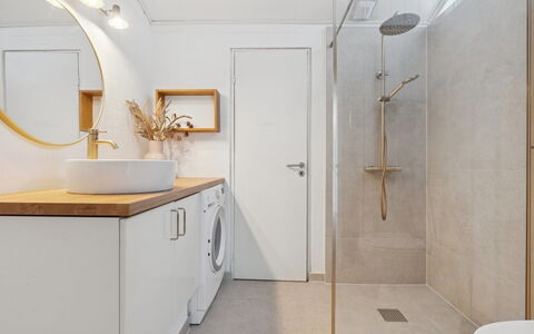Maritha - 400M from the Sea: Piso, Diseño De Interiores, Arreglo De Tubería, Pared, Suelo, Baño, Techo, Grifo, Lámpara, Mueble De Baño