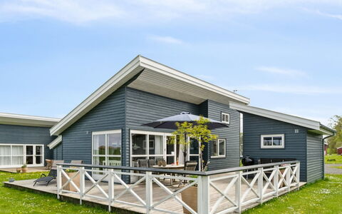 Melin - 2.8Km from the Sea: Madera, Techo, Arquitectura, Casa, Casa, Cabaña, Vía Muerta, Madera Dura, Pendiente, Inmuebles
