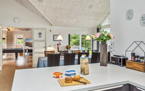 Amai - 4.5Km from the Sea: Mueble, Diseño De Interiores, Piso, Suelo, Techo, Habitación, Silla, Mesa, Departamento, Cocina Y Comedor Mesa