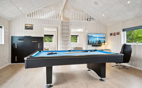 Amai - 4.5Km from the Sea: Mueble, Diseño De Interiores, Piso, Suelo, Techo, Habitación, Silla, Mesa, Departamento, Cocina Y Comedor Mesa