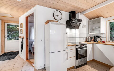 Hilde - 350M to the Fjord: Madera, Electrodoméstico, Cocina, Piso, Diseño De Interiores, Suelo, Techo, Aparato De Cocina, Casa, Casa