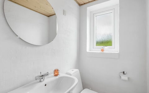 Dorithea - 1.3Km from the Sea: Pared, Arreglo De Tubería, Lavabo Del Baño, Diseño De Interiores, Techo, Piso, Suelo, Lavabo, Baño, Grifo