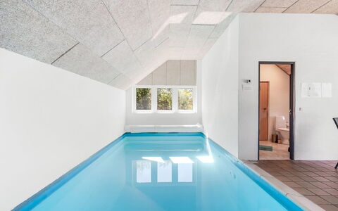 Aage - 1.7Km from the Sea: Mueble, Diseño De Interiores, Piso, Suelo, Techo, Habitación, Silla, Mesa, Departamento, Cocina Y Comedor Mesa