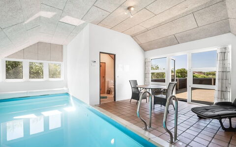 Aage - 1.7Km from the Sea: Mueble, Diseño De Interiores, Piso, Suelo, Techo, Habitación, Silla, Mesa, Departamento, Cocina Y Comedor Mesa