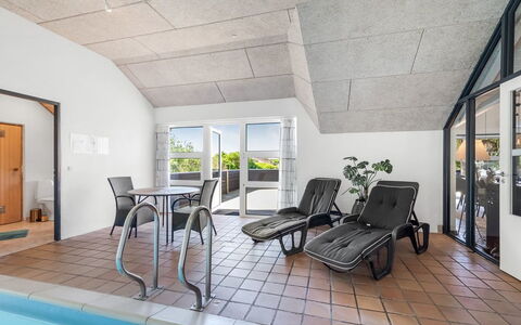 Aage - 1.7Km from the Sea: Mueble, Diseño De Interiores, Piso, Suelo, Techo, Habitación, Silla, Mesa, Departamento, Cocina Y Comedor Mesa