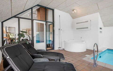 Aage - 1.7Km from the Sea: Mueble, Diseño De Interiores, Piso, Suelo, Techo, Habitación, Silla, Mesa, Departamento, Cocina Y Comedor Mesa