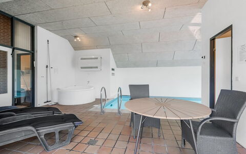 Aage - 1.7Km from the Sea: Mueble, Diseño De Interiores, Piso, Suelo, Techo, Habitación, Silla, Mesa, Departamento, Cocina Y Comedor Mesa