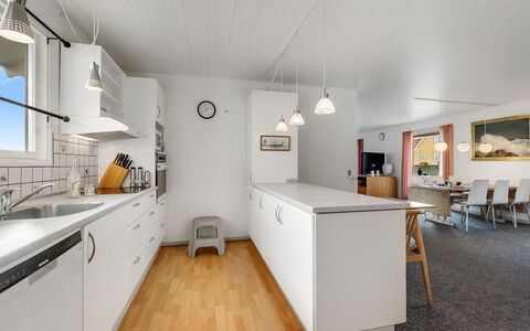 Mads - 400M from the Sea: Cocina, Piso, Diseño De Interiores, Mostrador, Techo, Madera, Suelo, Mueble, Lámpara, Aparato De Cocina