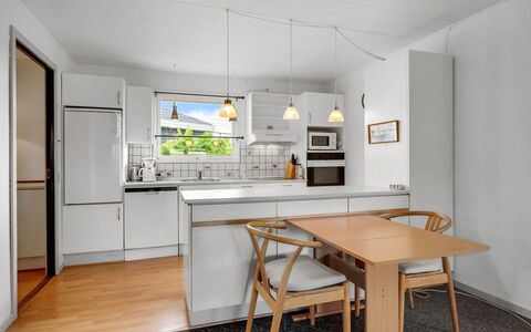 Mads - 400M from the Sea: Mueble, Cocina, Diseño De Interiores, Piso, Mostrador, Aparato De Cocina, Suelo, Madera, Techo, Cocina Y Comedor Mesa