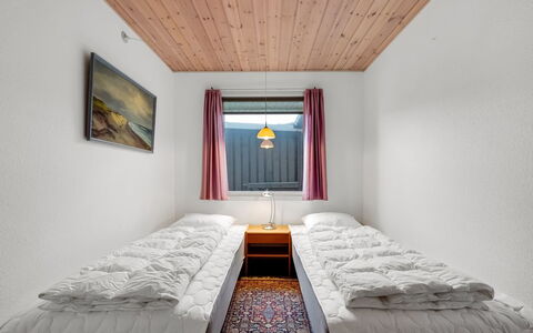 Mads - 400M from the Sea: Habitación, Cama, Madera, Sábana, Lecho, Suelo, Marco De La Cama, Techo, Casa, Colchón
