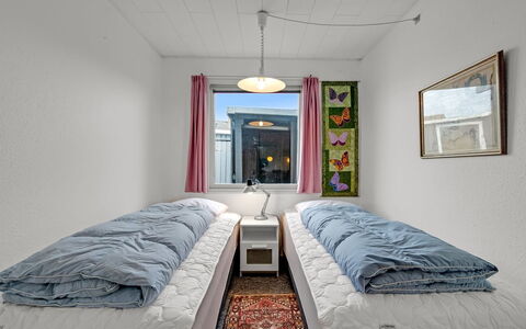 Mads - 400M from the Sea: Cama, Habitación, Lecho, Sábana, Suelo, Diseño De Interiores, Piso, Mueble, Linos, Techo