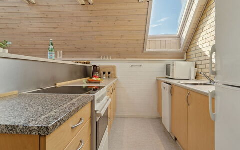 Jolanta - 20M from the Sea: Cocina, Mostrador, Madera, Piso, Electrodoméstico, Aparato De Cocina, Gabinetes, Diseño De Interiores, Suelo, Techo