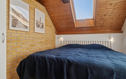 Jolanta - 20M from the Sea: Habitación, Madera, Cama, Suelo, Diseño De Interiores, Piso, Mueble, Techo, Lecho, Sábana