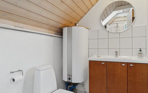 Jolanta - 20M from the Sea: Arreglo De Tubería, Piso, Suelo, Madera, Lavabo, Lavabo Del Baño, Grifo, Diseño De Interiores, Baño, Baño