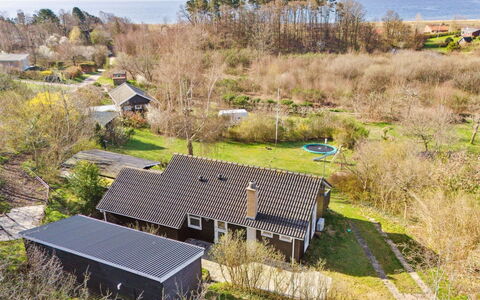 Usbjorn - 500M from the Sea: Cocina, Mostrador, Aparato De Cocina, Piso, Gabinetes, Diseño De Interiores, Electrodoméstico, Suelo, Casa, Mueble