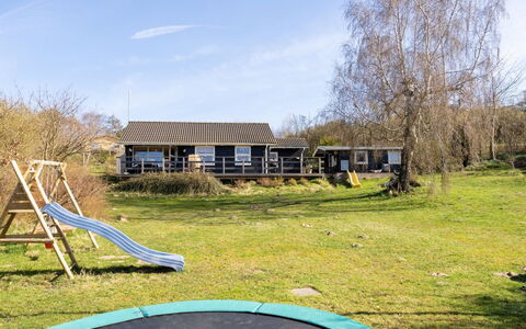 Usbjorn - 500M from the Sea: Cocina, Mostrador, Aparato De Cocina, Piso, Gabinetes, Diseño De Interiores, Electrodoméstico, Suelo, Casa, Mueble