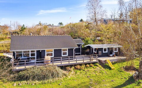 Usbjorn - 500M from the Sea: Cocina, Mostrador, Aparato De Cocina, Piso, Gabinetes, Diseño De Interiores, Electrodoméstico, Suelo, Casa, Mueble