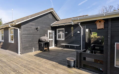 Usbjorn - 500M from the Sea: Cocina, Mostrador, Aparato De Cocina, Piso, Gabinetes, Diseño De Interiores, Electrodoméstico, Suelo, Casa, Mueble