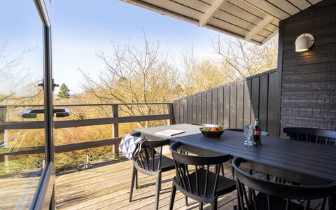 Usbjorn - 500M from the Sea: Cocina, Mostrador, Aparato De Cocina, Piso, Gabinetes, Diseño De Interiores, Electrodoméstico, Suelo, Casa, Mueble