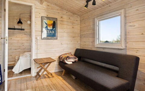 Usbjorn - 500M from the Sea: Hierba, Verde, Casa, Cabaña, Pradera, Área Rural, Ecorregión, Paisaje, El Terreno Del Lote, Arbusto