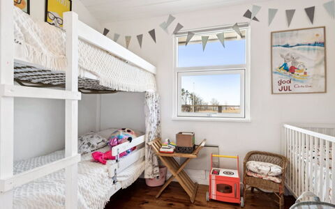 Usbjorn - 500M from the Sea: Diseño De Interiores, Litera, Pared, Habitación, Mueble, Cama, Linos, Lecho, Textil, Suelo