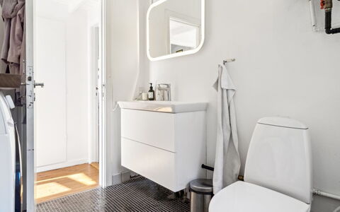 Usbjorn - 500M from the Sea: Piso, Diseño De Interiores, Suelo, Arreglo De Tubería, Plomería, Baño, Habitación, Baño, Asiento Del Baño, Techo