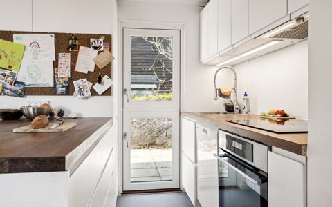 Usbjorn - 500M from the Sea: Aparato De Cocina, Cocina, Mostrador, Electrodoméstico, Diseño De Interiores, Piso, Gabinetes, Electrodoméstico, Madera, Mueble