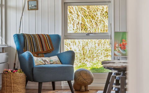 Usbjorn - 500M from the Sea: Mueble, Diseño De Interiores, Piso, Textil, Casa, Suelo, Silla, Sala, Habitación, Encendiendo