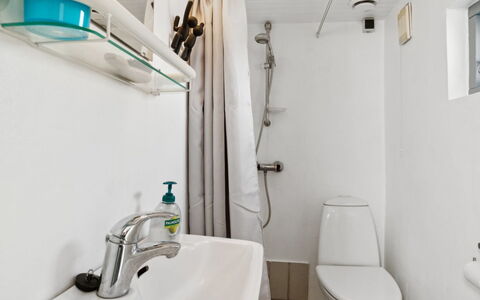 Milrid - 100M from the Sea: Arreglo De Tubería, Pared, Lavabo Del Baño, Diseño De Interiores, Lavabo, Baño, Piso, Suelo, Baño, Grifo
