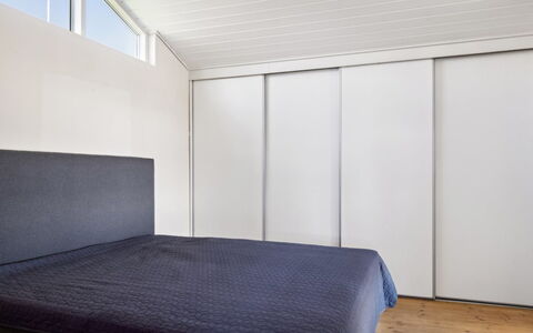 Michel - 25M from the Sea: Madera, Diseño De Interiores, Piso, Habitación, Suelo, Techo, Cama, Sábana, Habitación, Lecho