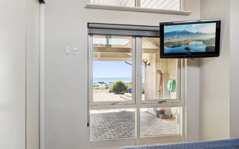 Michel - 25M from the Sea: Dispositivo Electronico, Diseño De Interiores, Mueble, Habitación, Mar, Televisión, Techo, Oceano