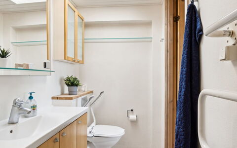 Michel - 25M from the Sea: Piso, Arreglo De Tubería, Diseño De Interiores, Lavabo Del Baño, Suelo, Madera, Baño, Lavabo, Mueble De Baño, Grifo