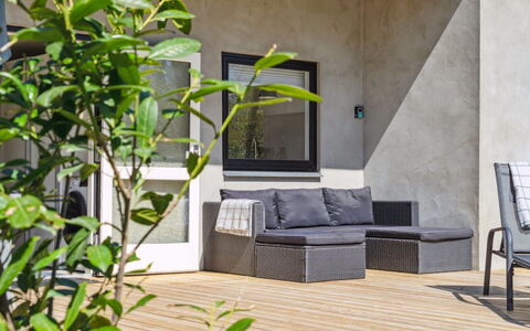 Roze - 450M from the Sea: Casa, Casa, Puerta, Techo, Cabaña, Inmuebles, Jardín, Sombra, Vía Muerta, Yarda