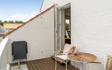 Jelke - 1Km from the Sea: Mueble, Diseño De Interiores, Piso, Suelo, Techo, Habitación, Silla, Mesa, Departamento, Cocina Y Comedor Mesa