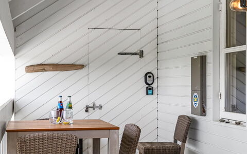 Jelke - 1Km from the Sea: Mueble, Diseño De Interiores, Piso, Suelo, Techo, Habitación, Silla, Mesa, Departamento, Cocina Y Comedor Mesa