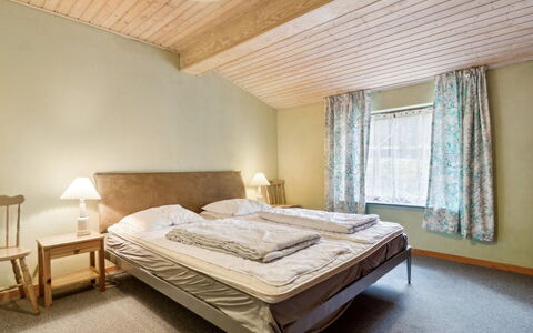 Awa - 800M from the Sea: Cama, Diseño De Interiores, Habitación, Suelo, Sábana, Piso, Lecho, Madera, Techo, Mueble