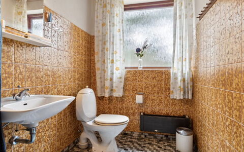 Awa - 800M from the Sea: Pared, Arreglo De Tubería, Baño, Piso, Suelo, Diseño De Interiores, Lavabo Del Baño, Plomería, Baño, Loseta