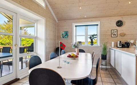 Hjalmar - 400M from the Sea: Mueble, Diseño De Interiores, Piso, Suelo, Techo, Habitación, Silla, Mesa, Departamento, Cocina Y Comedor Mesa